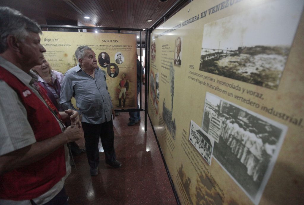 Soto Rojas en la inauguración de la exposición fotográfica Venezuela: ¿Cien años de la industria petrolera?.