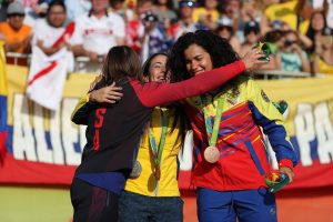 . Rio De Janeiro (Brazil), 19/08/2016.- (L-R) Silver medalilst Alise Post of USA, gold medalist Mariana Pajon of Colombia, and bronze Stefany Hernandez of Venezuela smile on the podium during the medal ceremony for the women's BMX Cycling competition of the Rio 2016 Olympic Games at the Olympic BMX Centre in Rio de Janeiro, Brazil, 19 August 2016. (Brasil, Ciclismo, Estados Unidos, Ciclismo bmx) EFE/EPA/FAZRY ISMAIL