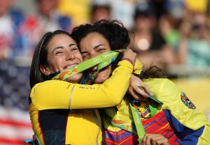 . Rio De Janeiro (Brazil), 19/08/2016.- Gold medalist Mariana Pajon of Colombia (L) and bronze Stefany Hernandez of Venezuela (R) smile on the podium during the medal ceremony for the women's BMX Cycling competition of the Rio 2016 Olympic Games at the Olympic BMX Centre in Rio de Janeiro, Brazil, 19 August 2016. (Brasil, Ciclismo, Ciclismo bmx) EFE/EPA/FAZRY ISMAIL
