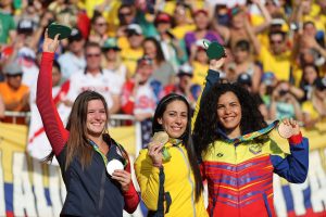 . Rio De Janeiro (Brazil), 19/08/2016.- (L-R) Silver medalist Alise Post of USA, gold medalist Mariana Pajon of Colombia, and bronze Stefany Hernandez of Venezuela smile on the podium during the medal ceremony for the women's BMX Cycling competition of the Rio 2016 Olympic Games at the Olympic BMX Centre in Rio de Janeiro, Brazil, 19 August 2016. (Brasil, Ciclismo, Estados Unidos, Ciclismo bmx) EFE/EPA/FAZRY ISMAIL