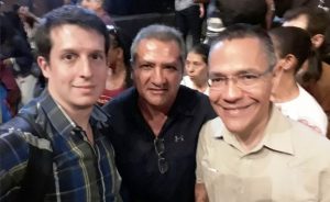 Comunicadores populares posan junto al Ministro Ernesto Villegas